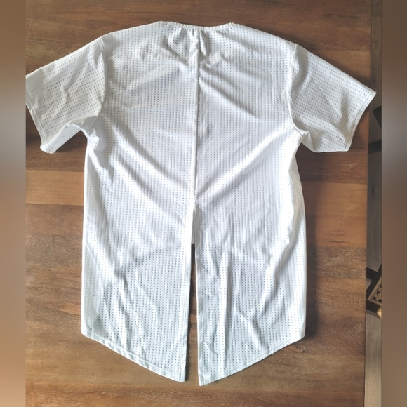 MICHI, Perforated Athletic/Athleisure Top with Optional Tie Back, White, Size XS - Picture 3 of 5